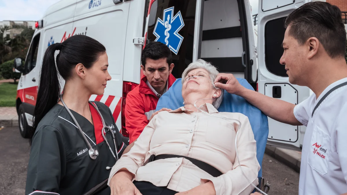 mujer ambulancia servicio medico domicilio emi